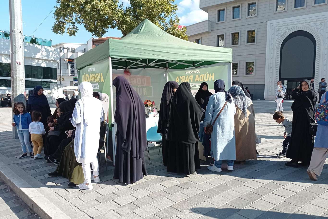 HÜDA PAR Bursa Kadın Kolları "25 yıl evli ev hanımlarına emeklilik hakkı verilsin" temalı stant açtı HÜDA PAR Bursa Kadın Kolları "25 yıl evli ev hanımlarına emeklilik hakkı verilsin" temalı stant açtı